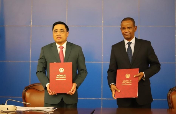 Trưởng đoàn đại biểu hai nước ký Bản ghi nhớ Kỳ họp lần thứ 4 Ủy ban liên Chính phủ Việt Nam - Mozambique.