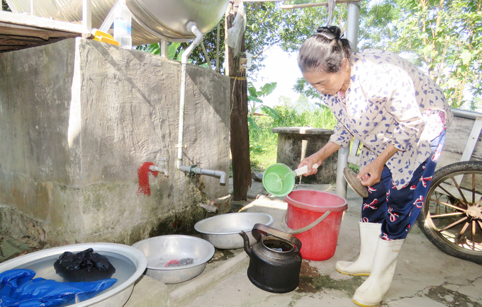 Mùa hè đang nóng nực và có thể còn kéo dài, việc tích nước và dùng nước tiết kiệm vơi người dân là rất quan trọng Ảnh: T.Phùng.