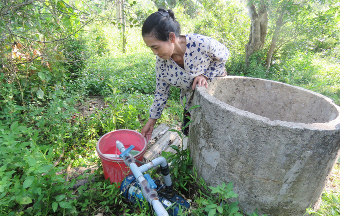 Bà con phải canh thời gian để bơm nước vì giếng cũng sắp khô. Ảnh: T. Phùng.