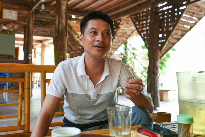 Hùng 'mán' tâm sự về hơn 10 năm làm du lịch dưới cơ ngơi bạc tỷ của mình ở thôn Cốc Tộc, xã Nam Mẫu, huyện Ba Bể. Ảnh: Tùng Đinh.