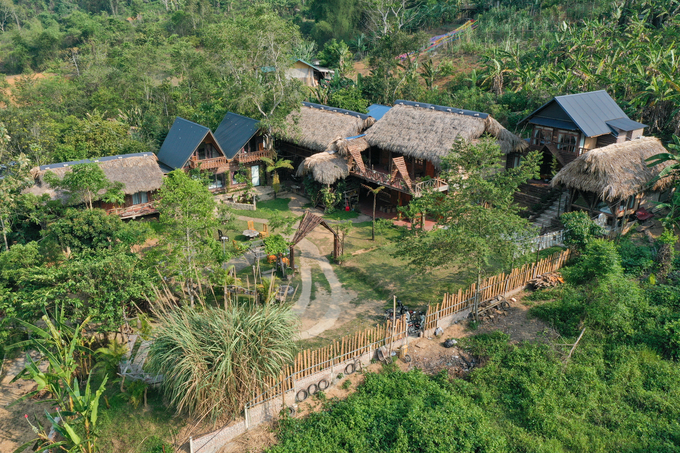 Ba Bể Farmstay nhìn từ trên cao như hòa cùng với thiên nhiên. Ảnh: Tùng Đinh.