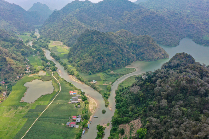 Nơi dòng sông Năng (trái) chạm vào hồ Ba Bể. Ảnh: Tùng Đinh.