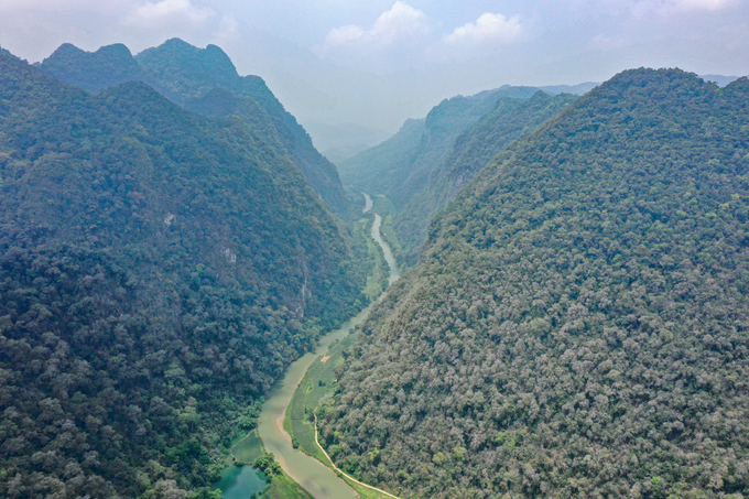 Sông Năng len lỏi giữa núi rừng Bắc Kạn để sang Tuyên Quang. Ảnh: Tùng Đinh.
