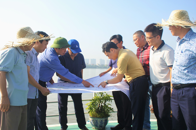 Đoàn công tác đã khảo sát thực trạng thượng lưu các công trình thủy lợi dọc sông Hồng như cống Xuân Quan, Liên Mạc; trạm bơm Đan Hoài, Thanh Điềm, Ấp Bắc… Ảnh: Trung Quân.