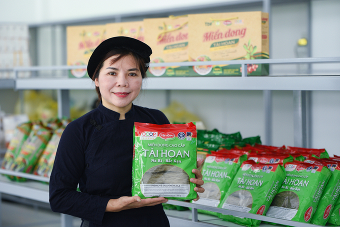 Nguyen Thi Hoan and her 5-star OCOP red galangal vermicelli product. Photo: Tung Dinh.