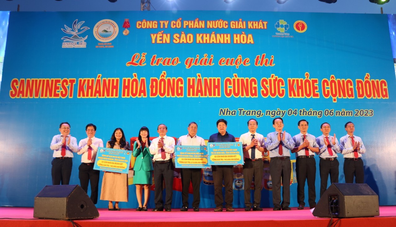 Công ty Cổ phần Nước giải khát Yến sào Khánh Hòa còn trao tặng 7 nhà đại đoàn kết cho các địa phương. Ảnh: KS.