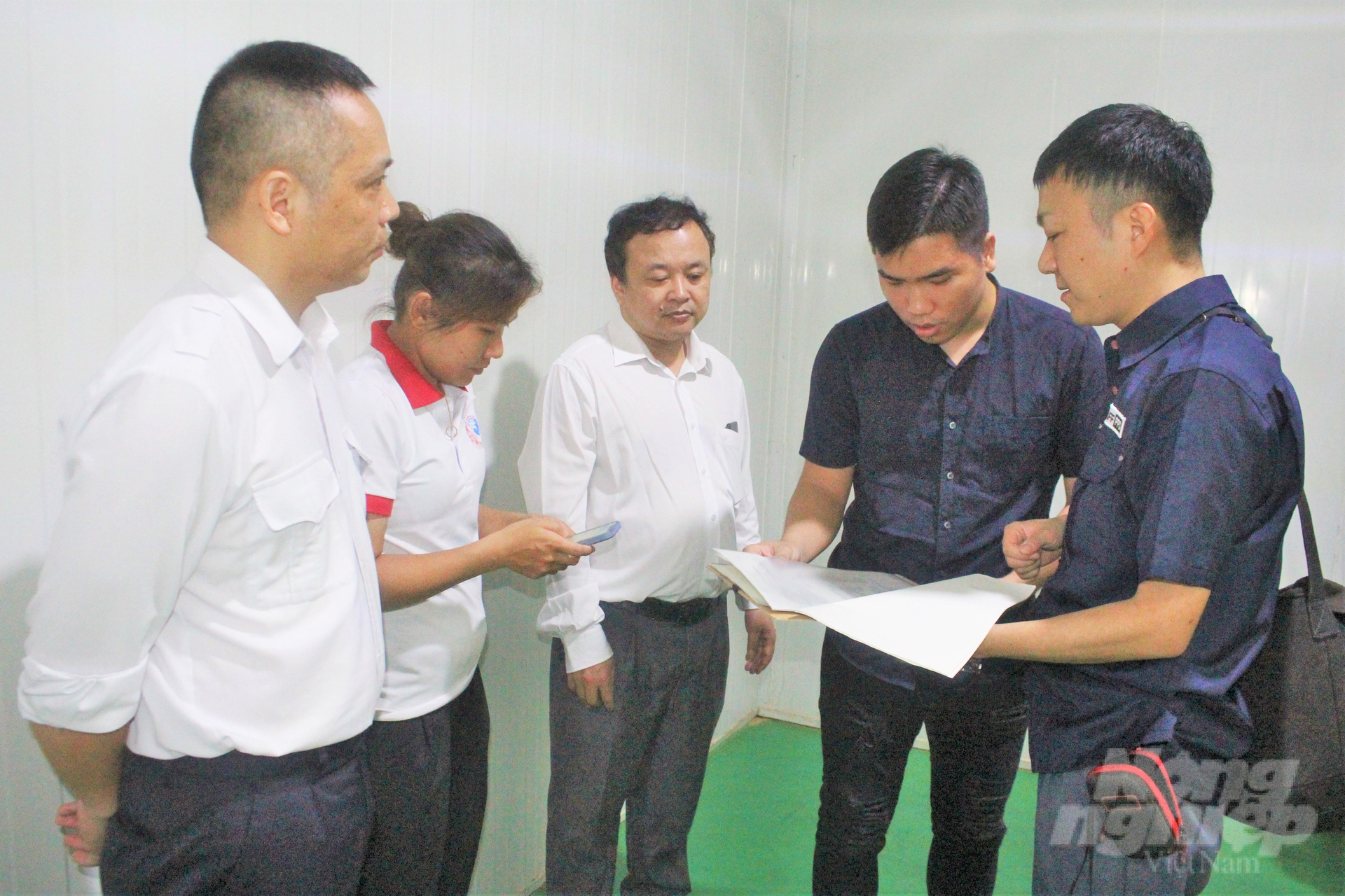 Cán bộ kiểm dịch thực vật của Cục Bảo vệ thực vật và các chuyên gia Nhật Bản cùng nhau tiến hành kiểm tra hệ thống xử lý quả vải tươi xuất khẩu sang Nhật Bản bằng Methyl Bromide của các doanh nghiệp Việt Nam. Ảnh: Trung Quân.