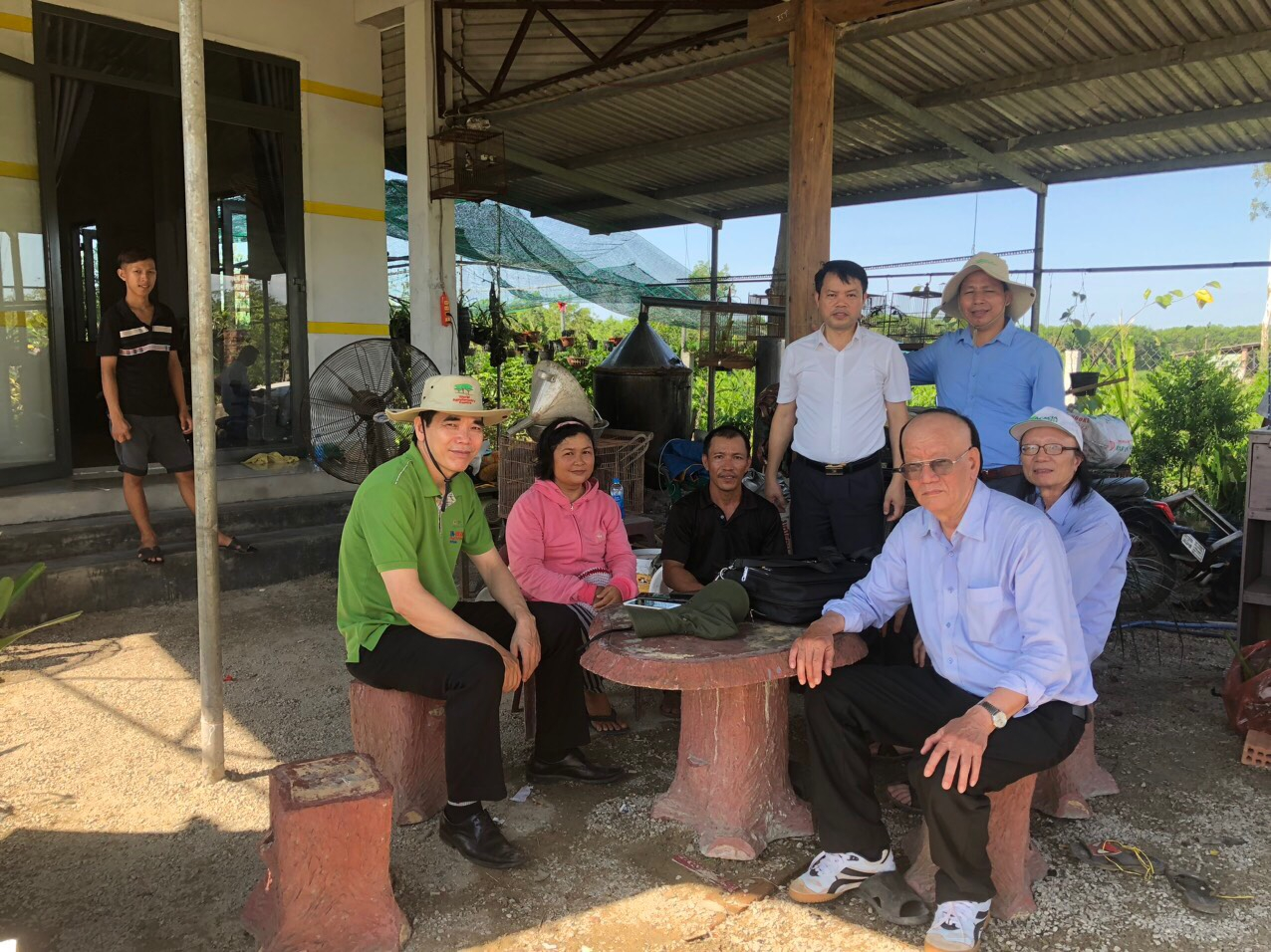 Đoàn đánh giá công nhận mở rộng vùng trồng một số giống cây tràm của Bộ NN-PTNT đến thăm cơ sở sản xuất tinh dầu Thảo Nguyên tại xã Quế Mỹ, huyện Quế Sơn, tỉnh Quảng Nam.