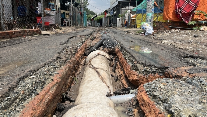 Một số trục đường chính bị ngập nặng, nước lũ làm hư hỏng nặng nề khiến xe cộ di chuyển rất khó khăn, các địa phương đang khẩn trương tìm phương án sửa chữa, tái lập mặt đường tại đây. Ảnh: MV.