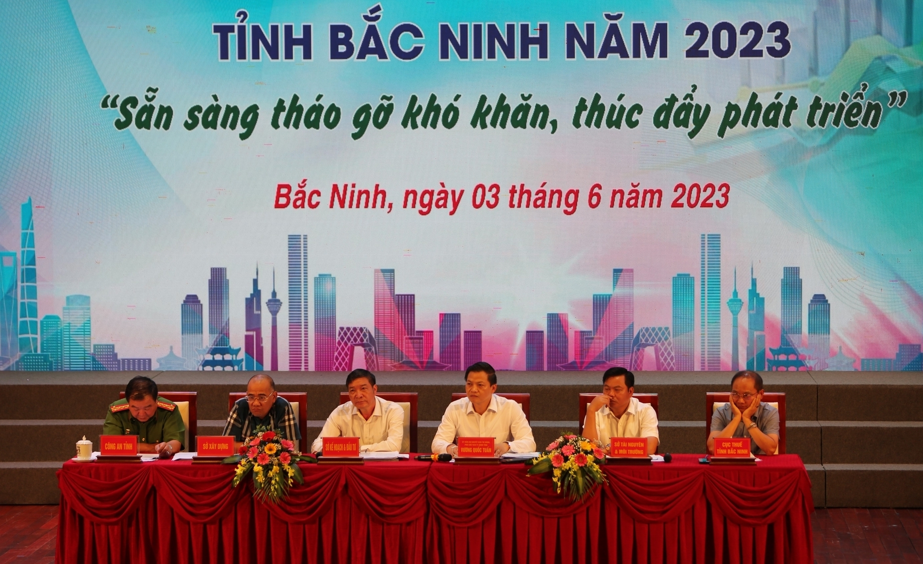 Dialogue conference with representatives of cooperatives, enterprises, production, and business households in Bac Ninh province in 2023 with the theme 'Ready to remove difficulties, promote development.' Photo: KL.