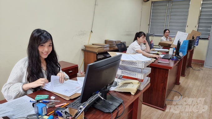 Cán bộ phòng Bảo hiểm Thất nghiệp, Trung tâm Dịch vụ việc làm Thái Nguyên mỗi ngày xử lý trên dưới 200 hồ sơ cho người lao động. Ảnh: Toán Nguyễn.