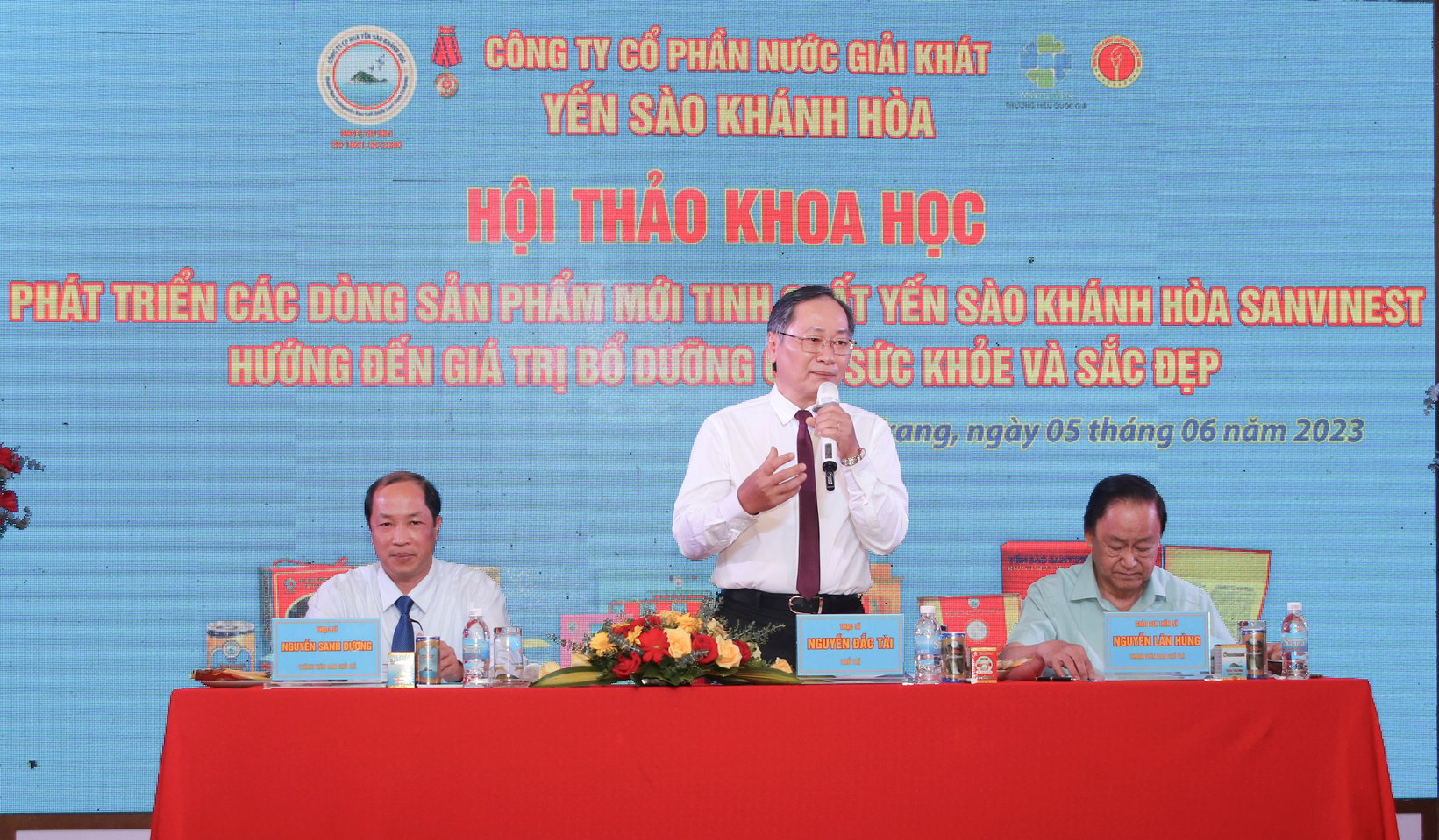 Ông Nguyễn Đắc Tài, Chủ tịch Liên hiệp các Hội Khoa học và Kỹ thuật tỉnh Khánh Hòa phát biểu tại hội thảo. Ảnh: Đ.L.