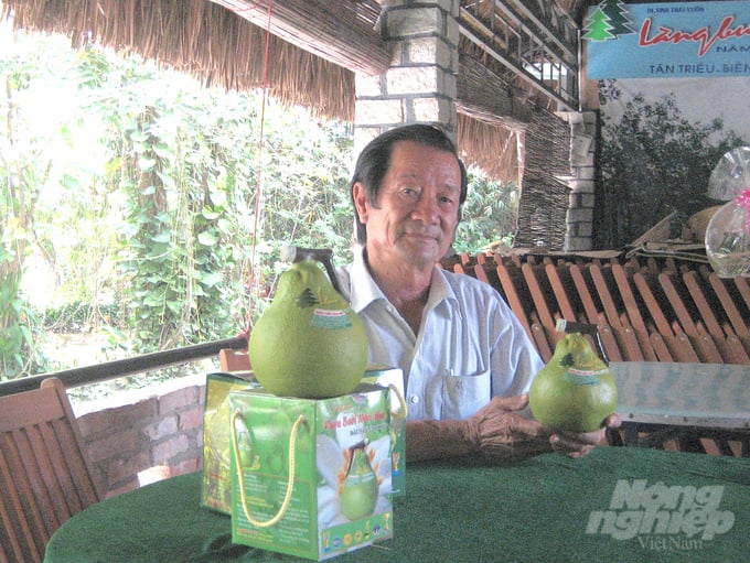 Nam Hue, a pioneer in planting organic pomelos and developing the Tan Trieu pomelo brand with a tourism model. Photo: Tuy Hoa.