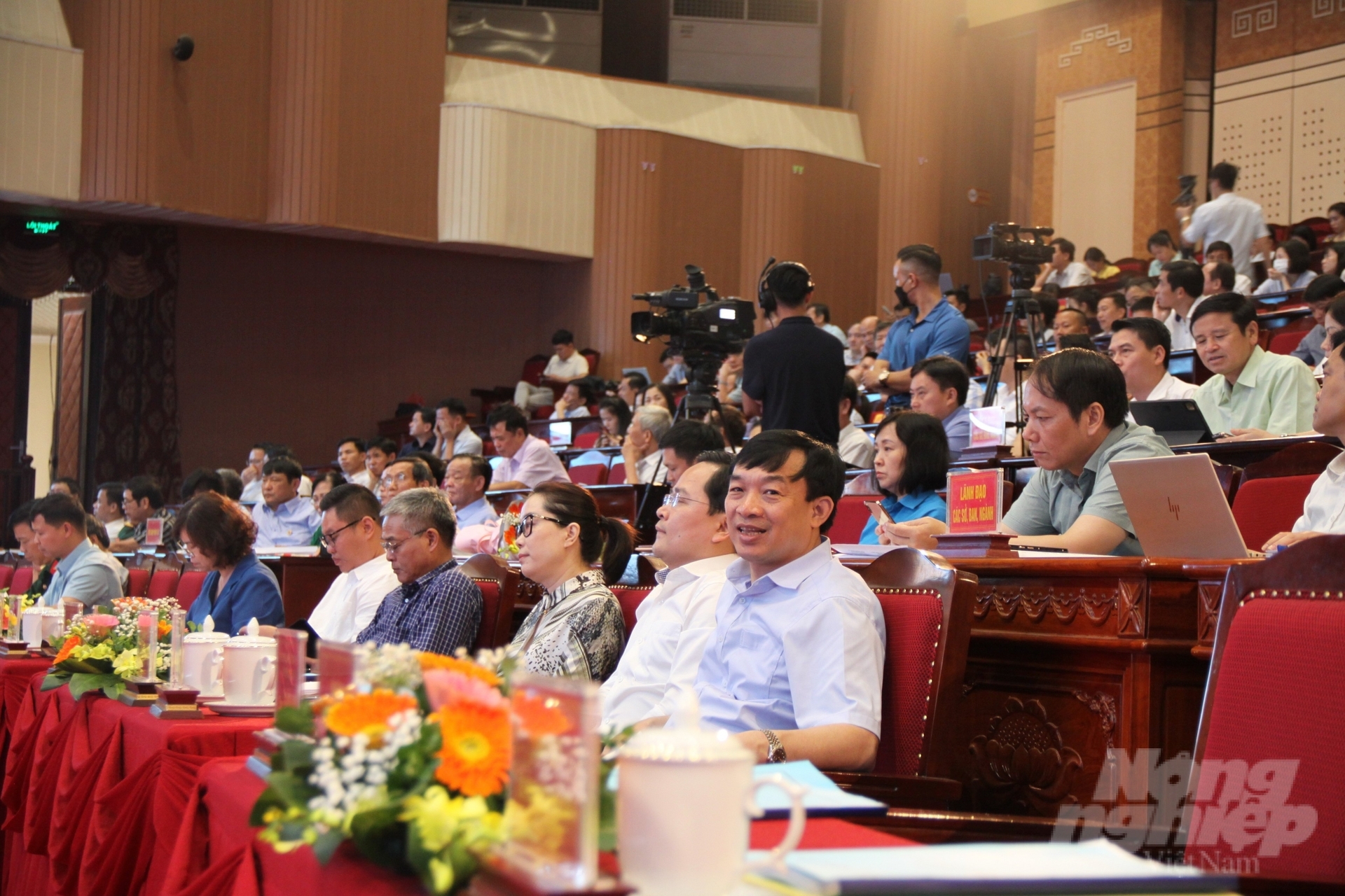 Nearly 600 representatives of businesses and cooperatives in Bac Ninh province attended the dialogue conference on the morning of June 3. Photo: Kien Trung.