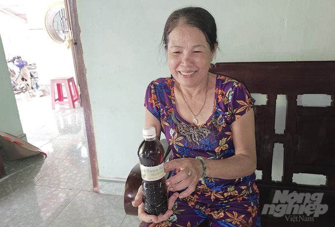 Bà Phan Kim Vàng: 'Ủ rượu bưởi cực lắm, lại không lời bao nhiêu, nhưng vì nhiều người thích, cứ gọi đặt hàng hoài nên tôi không nỡ bỏ làm'. Ảnh: Tuy Hòa.