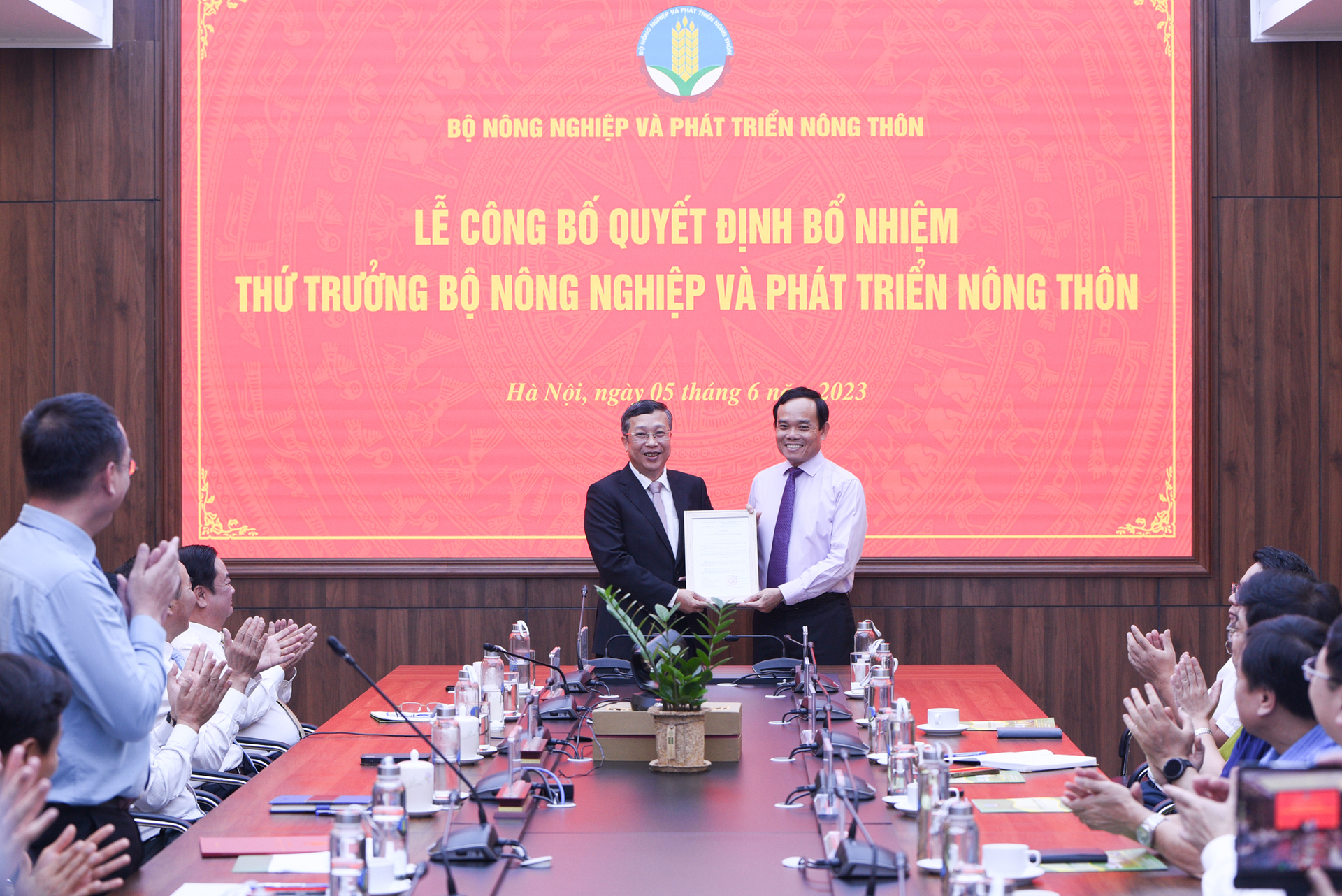 Phó Thủ tướng Trần Lưu Quang trao quyết định bổ nhiệm Thứ trưởng Bộ NN-PTNT cho ông Hoàng Trung. Ảnh: Tùng Đinh.