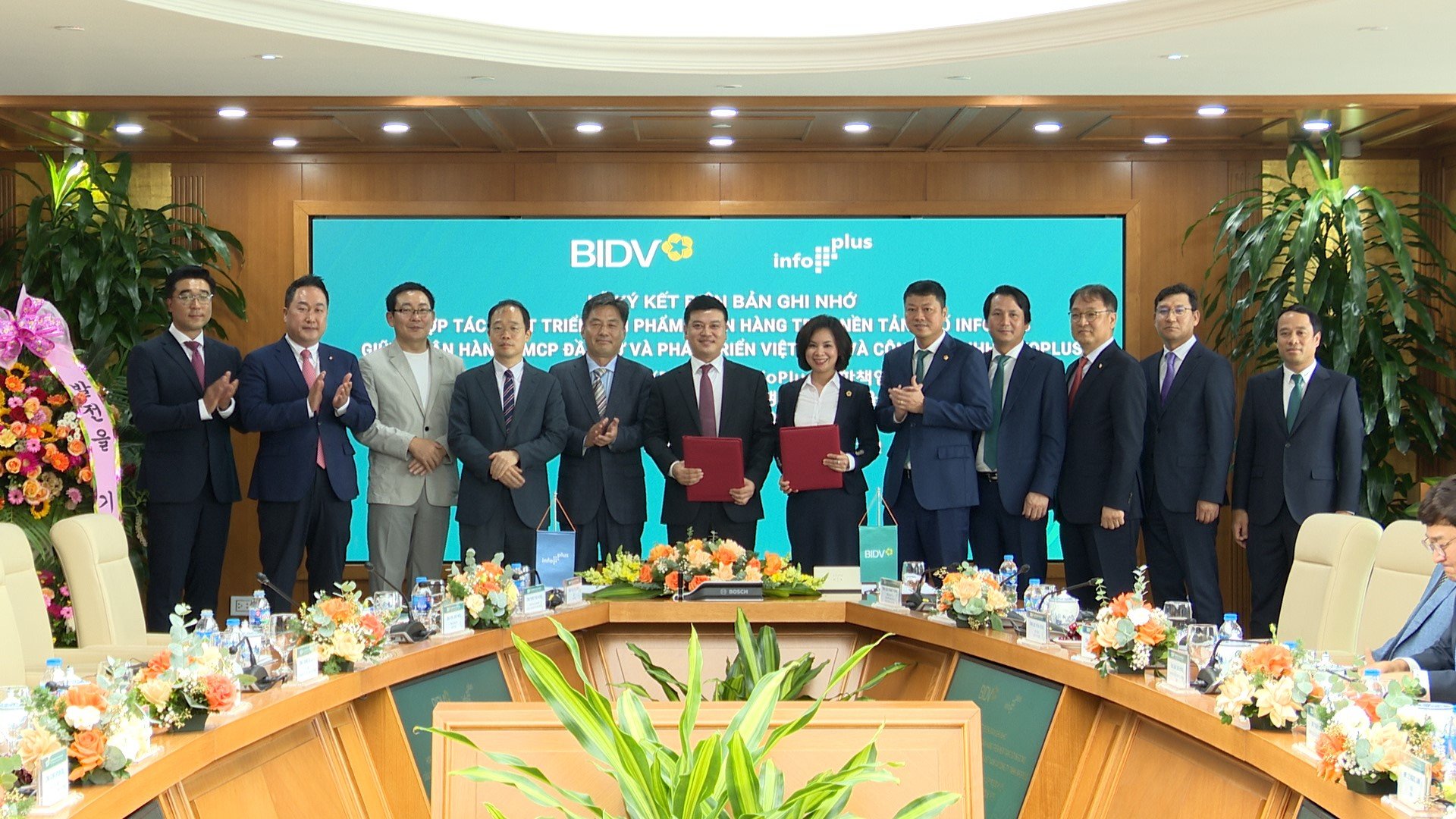 Bà Đỗ Thị Thanh Huyền - Giám đốc Ban Chính sách sản phẩm bán buôn -Đại diện BIDV và ông Kim Min Ho - Tổng giám đốc Info Plus ký kết Biên bản ghi nhớ.
