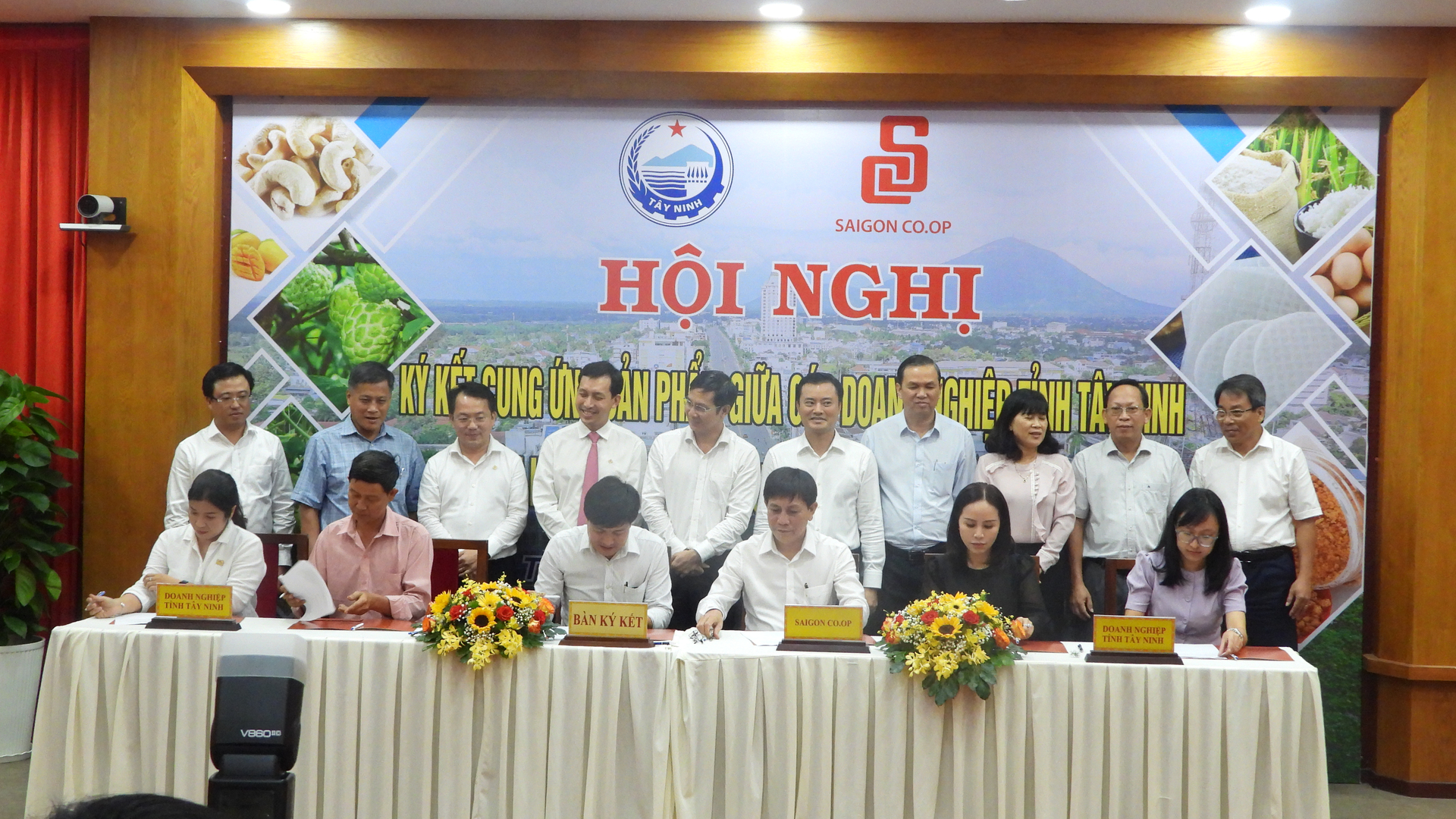 Đại diện các tổ chức, cá nhân, doanh nghiệp tại Tây Ninh ký kết biên bản ghi nhớ hợp tác về tiêu thụ các sản phẩm với Saigon Co.op. Ảnh: Trần Trung.