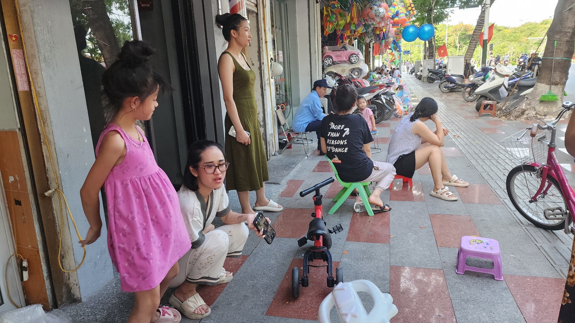 Người dân dọc đường Quang Trung, phường Hoàng Văn Thụ, quận Hồng Bàng, túa ra vìa hè ngồi tránh nóng. Ảnh: Đinh Mười.
