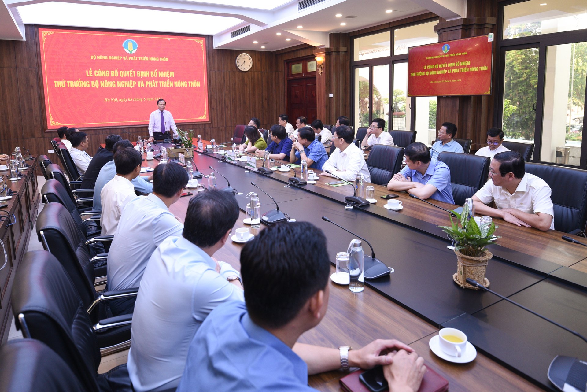 Phó Thủ tướng Trần Lưu Quang chia sẻ với Bộ NN-PTNT về các vấn đề của ngành. Ảnh: Tùng Đinh.