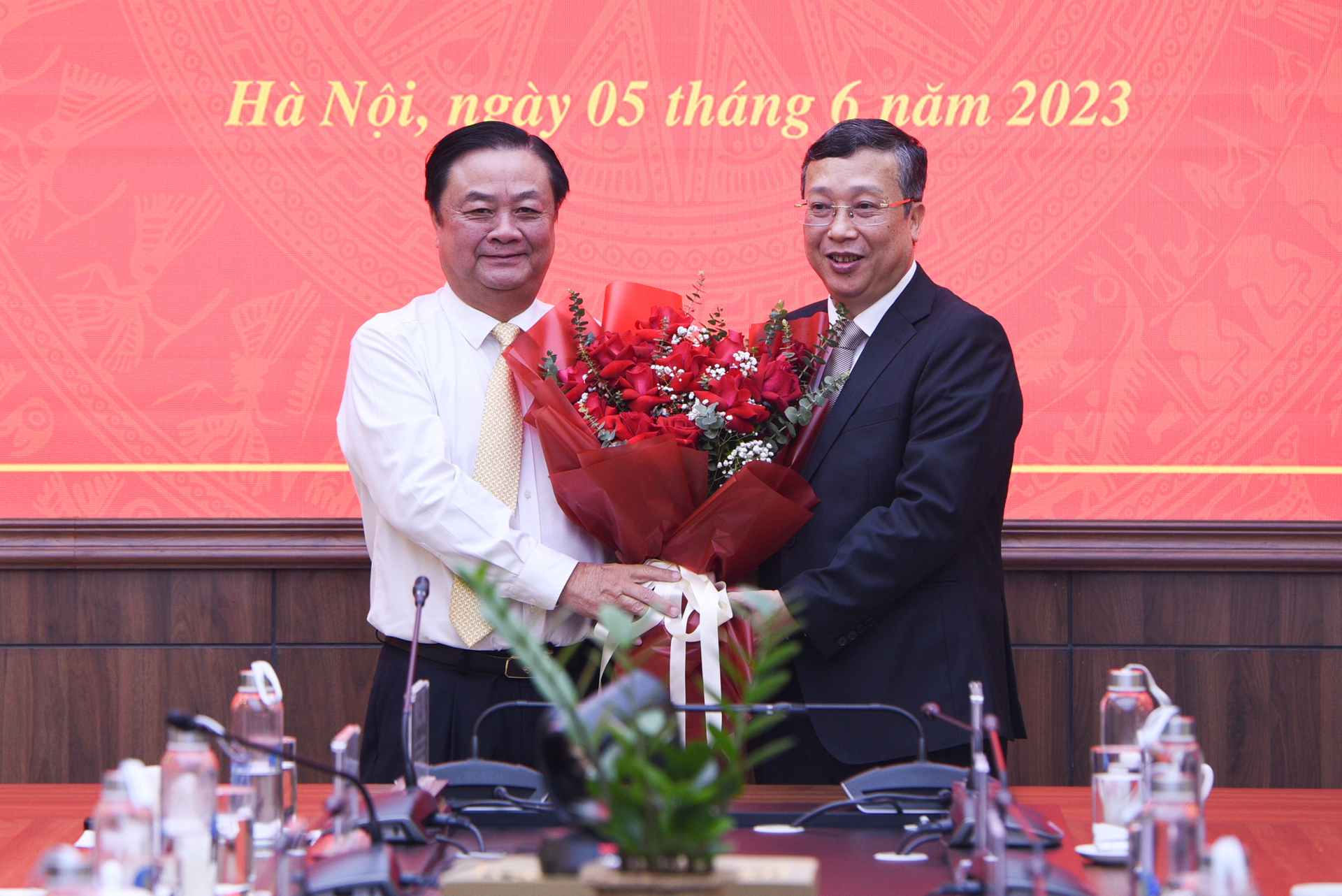 Bộ trưởng Lê Minh Hoan trao hoa chúc mừng tân Thứ trưởng Hoàng Trung. Ảnh: Tùng Đinh.