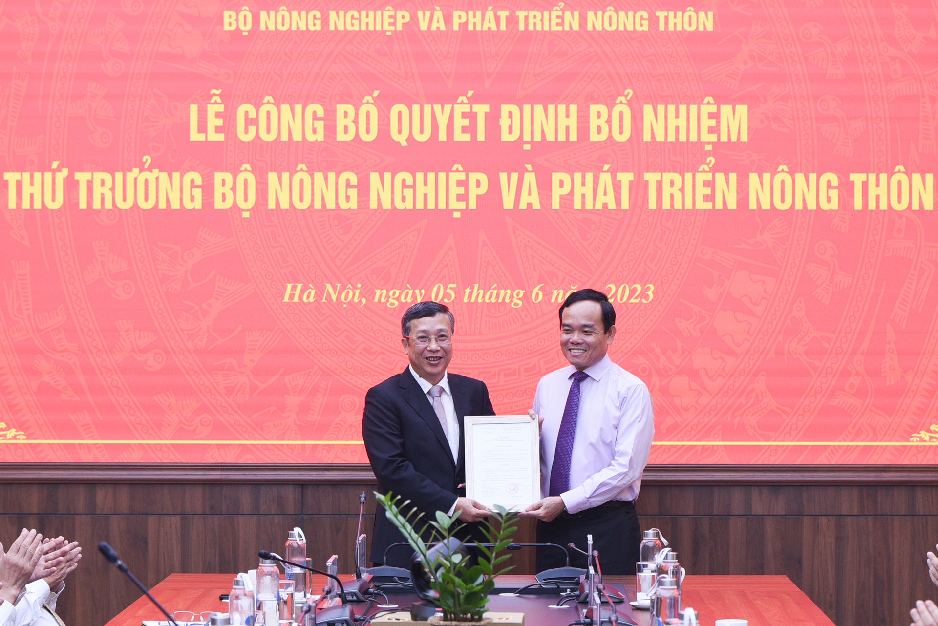 Phó Thủ tướng Trần Lưu Quang trao quyết định bổ nhiệm cho tân Thứ trưởng Hoàng Trung. Ảnh: Tùng Đinh.