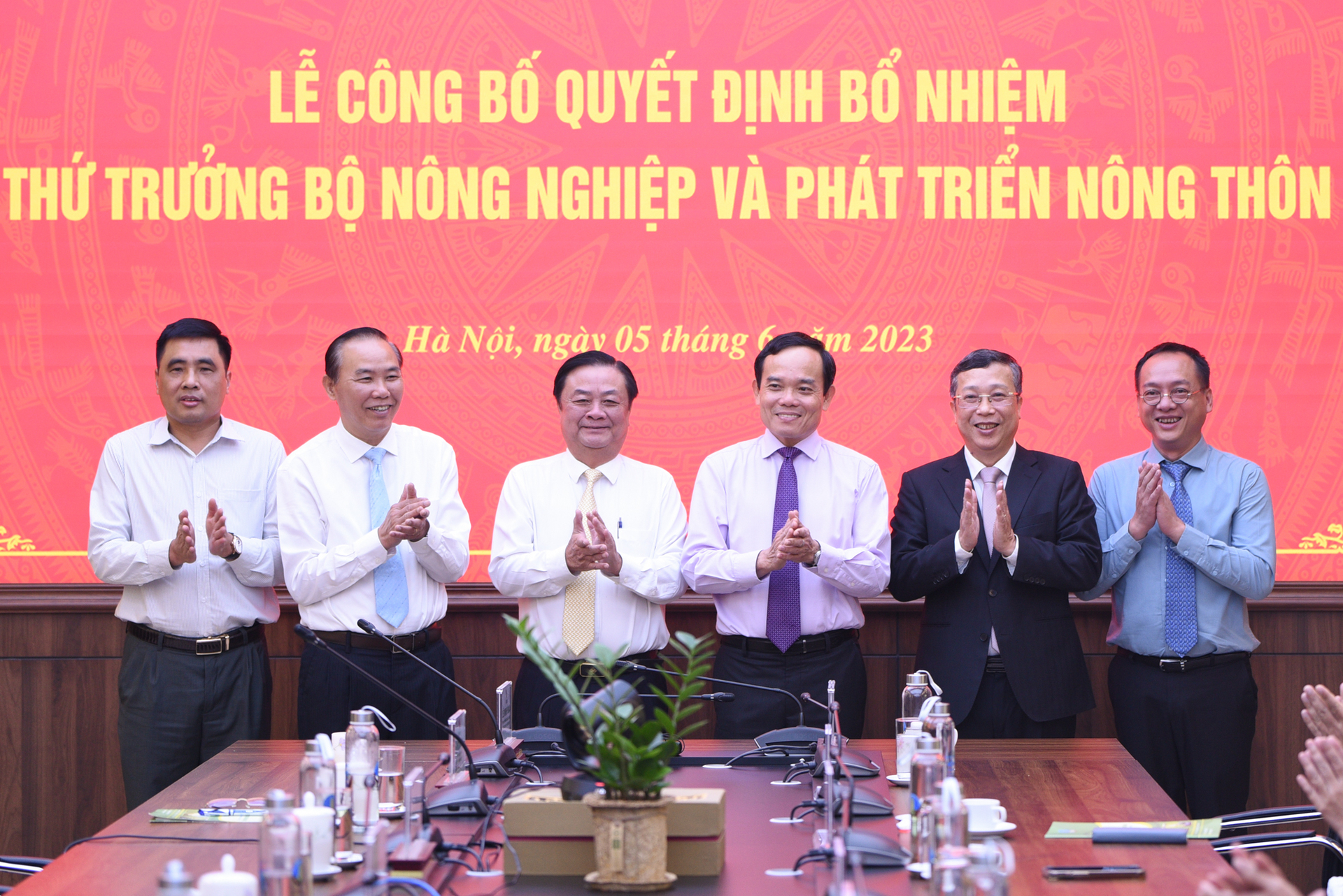 Phó Thủ tướng Trần Lưu Quang chụp ảnh cùng các lãnh đạo Bộ NN-PTNT. Ảnh: Tùng Đinh.