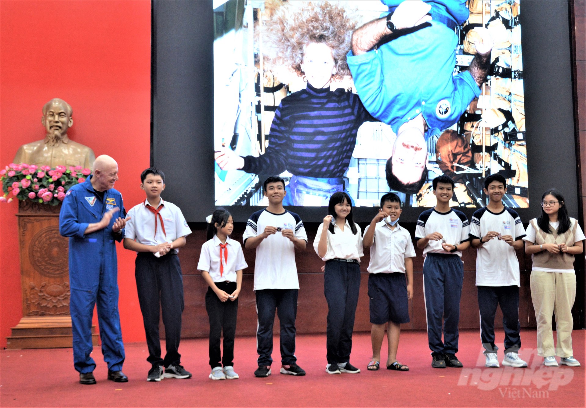 Các em học sinh Hậu Giang tham gia trò chơi tìm hiểu về không gian vũ trụ và giao lưu với cựu phi hành gia NASA. Ảnh: Trung Chánh.