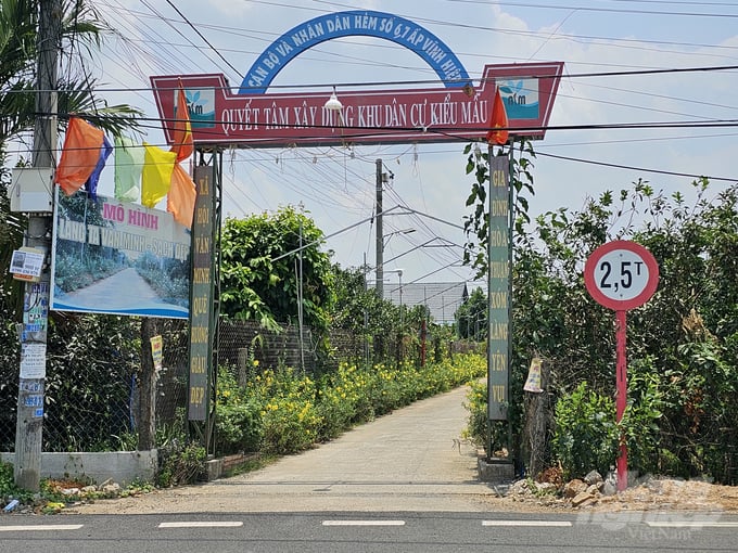 The countryside of Tan Binh today is not only beautiful and peaceful, but also thrives on sustainable agriculture and ecological agriculture. Pictured is one of the dozens of 'green, clean, beautiful' alleys in Tan Binh commune. Photo: Hong Thuy.