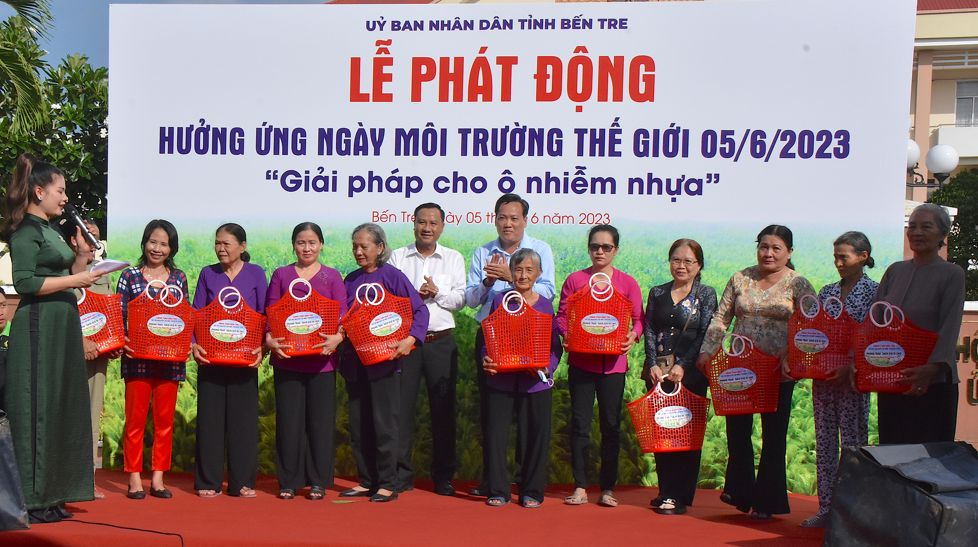 Tặng giỏ đi chợ cho chị em phụ nữ trong chiến dịch chống ô nhiễm nhựa. Ảnh: Minh Đảm.