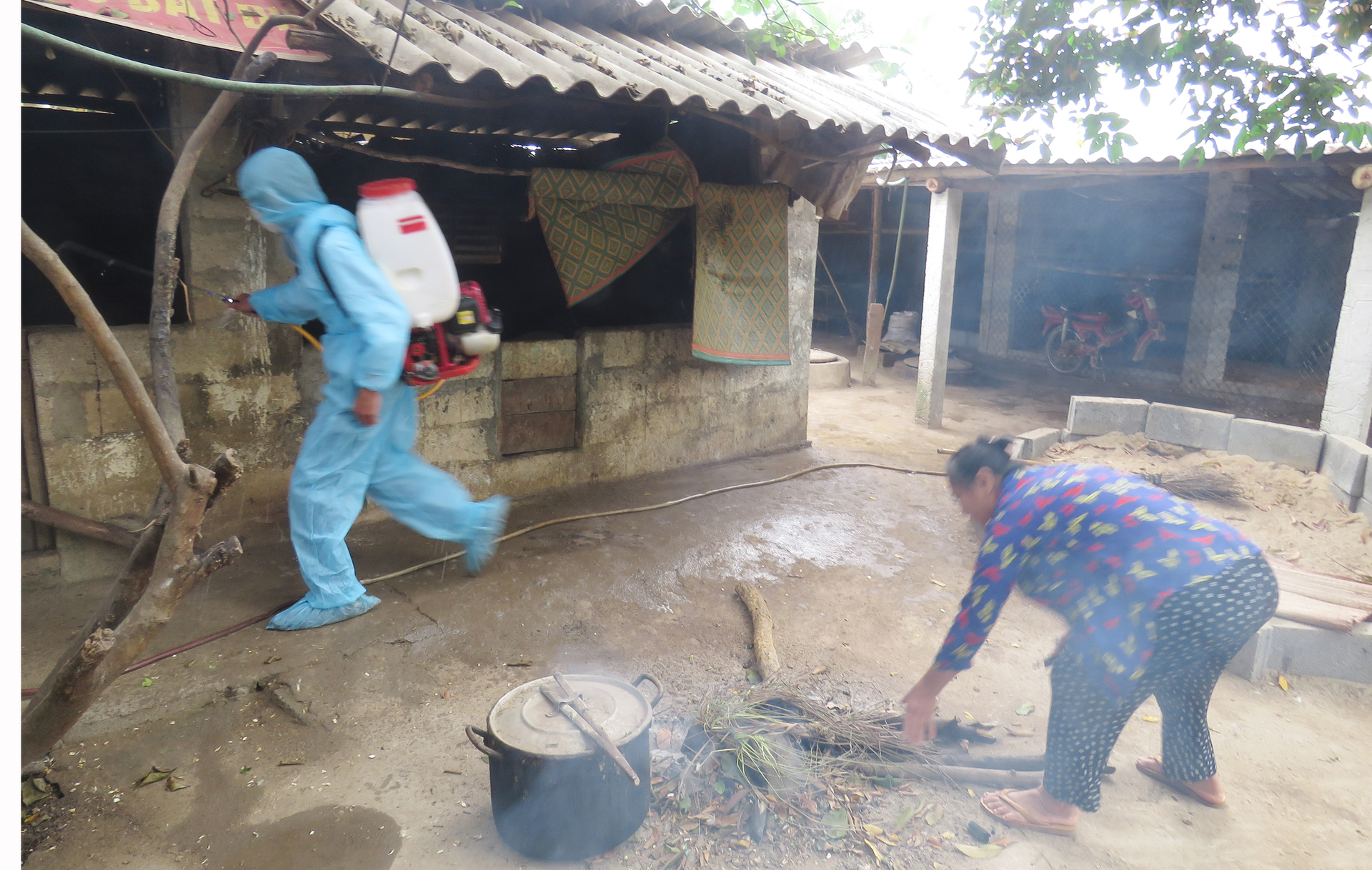 Cán bộ thú y cơ sở luôn có mặt kịp thời ở nơi xảy ra dịch bệnh trên đàn gia súc, gia cầm để xử lý tốt nhiệm vụ chống dịch ban đầu. Ảnh: Tâm Phùng.