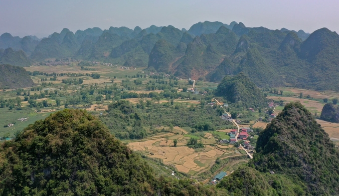 Nhìn từ trên cao, làng Khuổi Ky được các dãy núi san sát ôm trọn. Ảnh: Tùng Đinh.