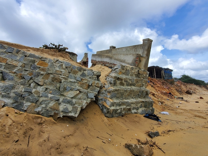 Bức tường của người dân thôn 9, xã Mỹ Thắng (huyện Phù Mỹ, Bình Định) được xây dựng kiên cố vẫn bị sóng biển xô sập. Ảnh: V.Đ.T.