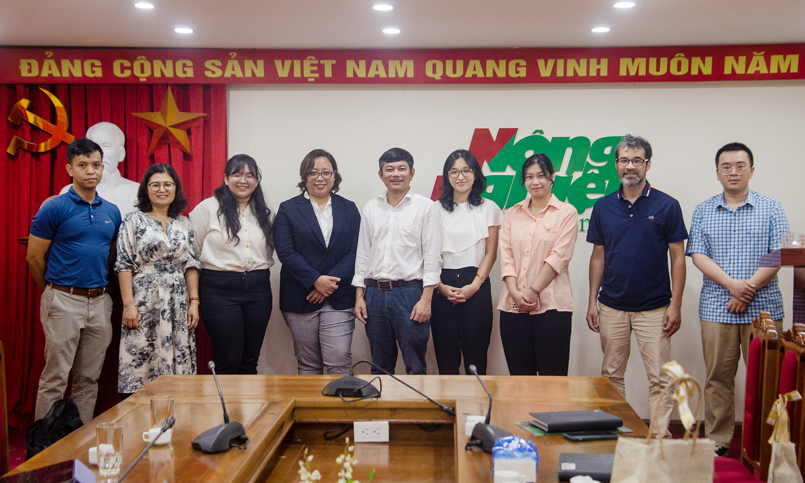 Lãnh đạo, phóng viên Báo Nông nghiệp Việt Nam chụp ảnh lưu niệm với đoàn công tác của IRRI. Ảnh: Bảo Thắng.