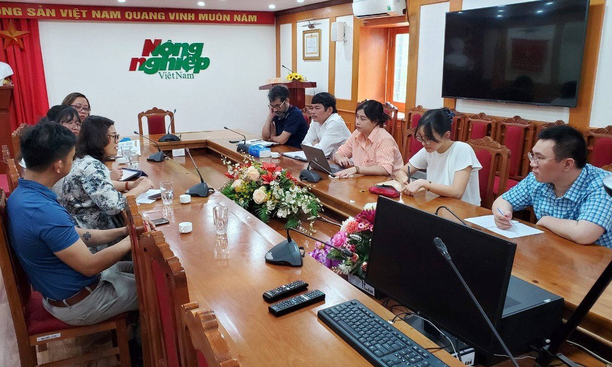 A meeting in the morning of June 6 between the IRRI delegation (left side) and the Vietnam Agriculture News. Photo: Bao Thang.