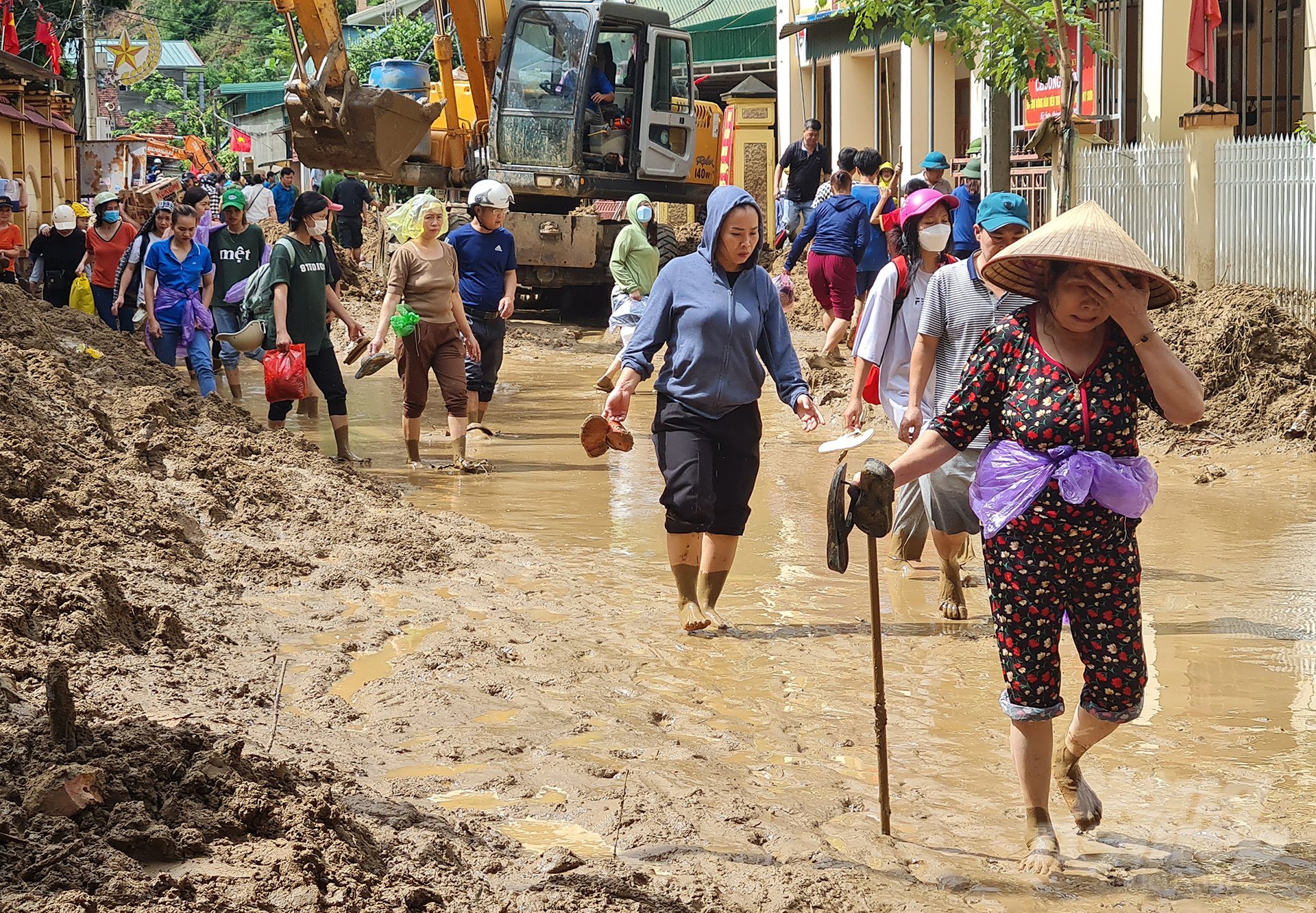 Natural disasters are increasingly unpredictable worldwide, leaving many people in despair. Photo: Viet Khanh.