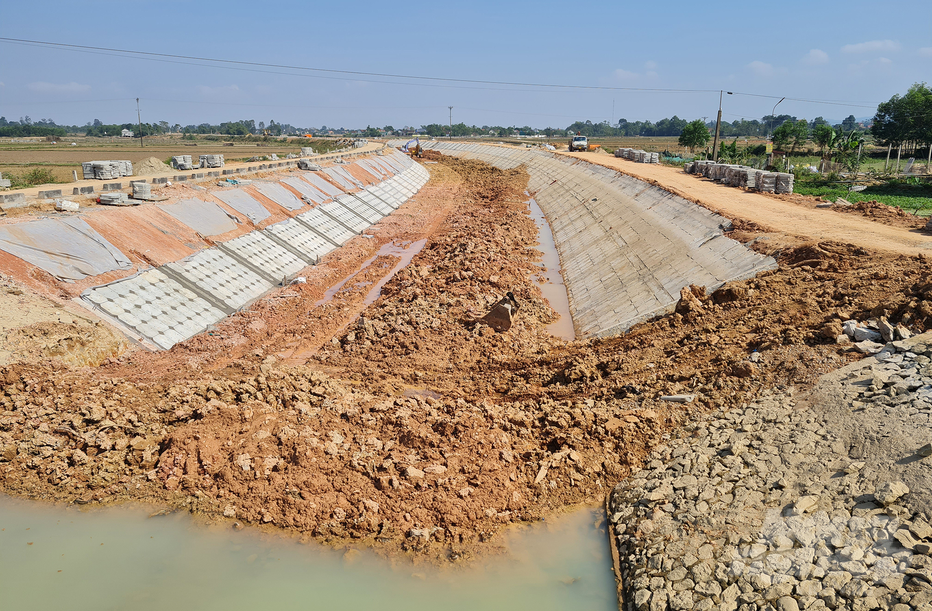The lack of funds to construct, upgrade, and maintain the dyke system is a major challenge in many provinces and cities. Photo: Viet Khanh.