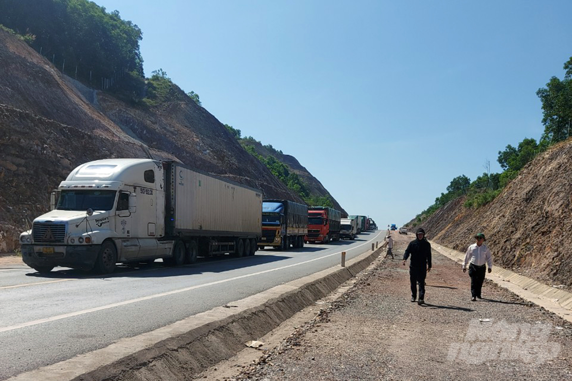 Tất cả xe có tải trọng trên 10 tấn sẽ không được đi vào cao tốc Cam Lộ - La Sơn kể từ ngày 7/6 cho đến khi vị trí sụt lún được xử lý xong. Ảnh: CĐ.