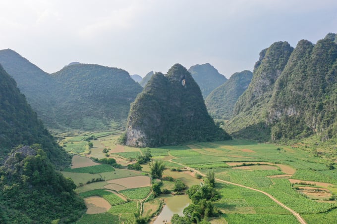 Những ngọn núi thủng ở Cao Bằng là nơi Thu thường đưa các đoàn khách của mình đi trải nghiệm. Ảnh: Tùng Đinh.