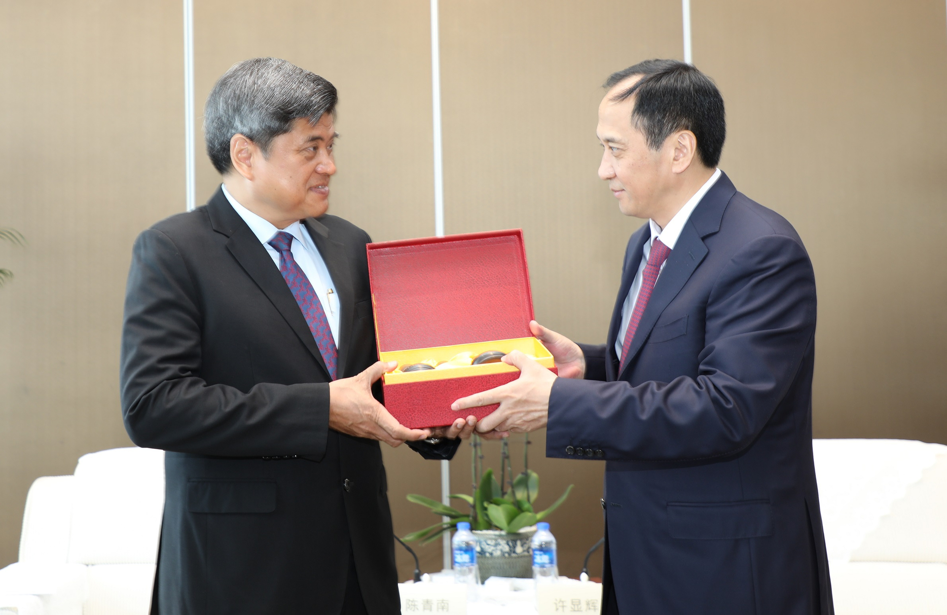 Thứ trưởng Trần Thanh Nam và Phó Chủ tịch tỉnh Quảng Tây, ông Hứa Hiển Huy trao quà lưu niệm. Ảnh: Đặng Lôi Nhã.