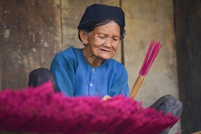 Bà Hoàng Thị Niêm, một trong hai cụ cao tuổi nhất làng Phja Thắp còn tham gia sản xuất hương. Ảnh: Tùng Đinh.