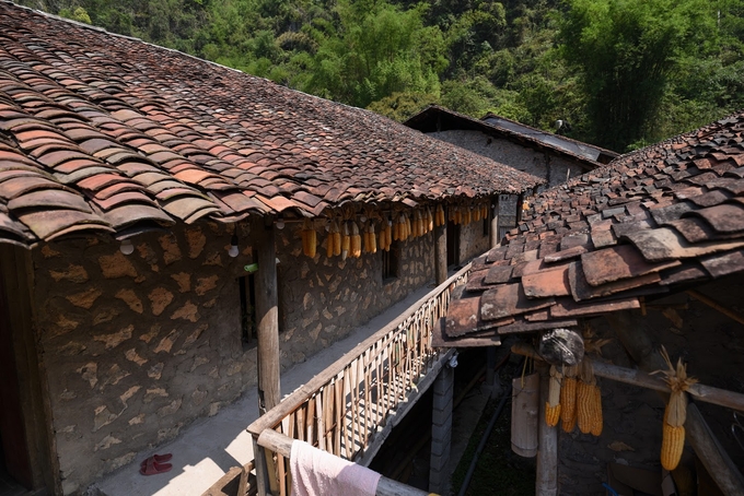 Những mái ngói âm dương xếp đan xen, tạo nên vẻ không thể trộn lẫn của làng Khuổi Ky. Ảnh: Tùng Đinh.
