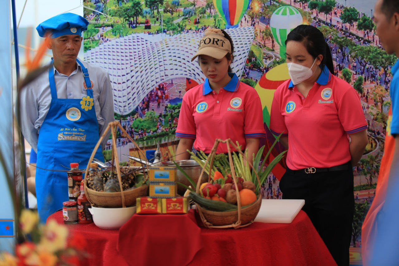 Lễ hội ẩm thực yến sào Khánh Hòa đã trở thành lễ hội truyền thống qua các kỳ Festival Biển Nha Trang. Ảnh: PV.