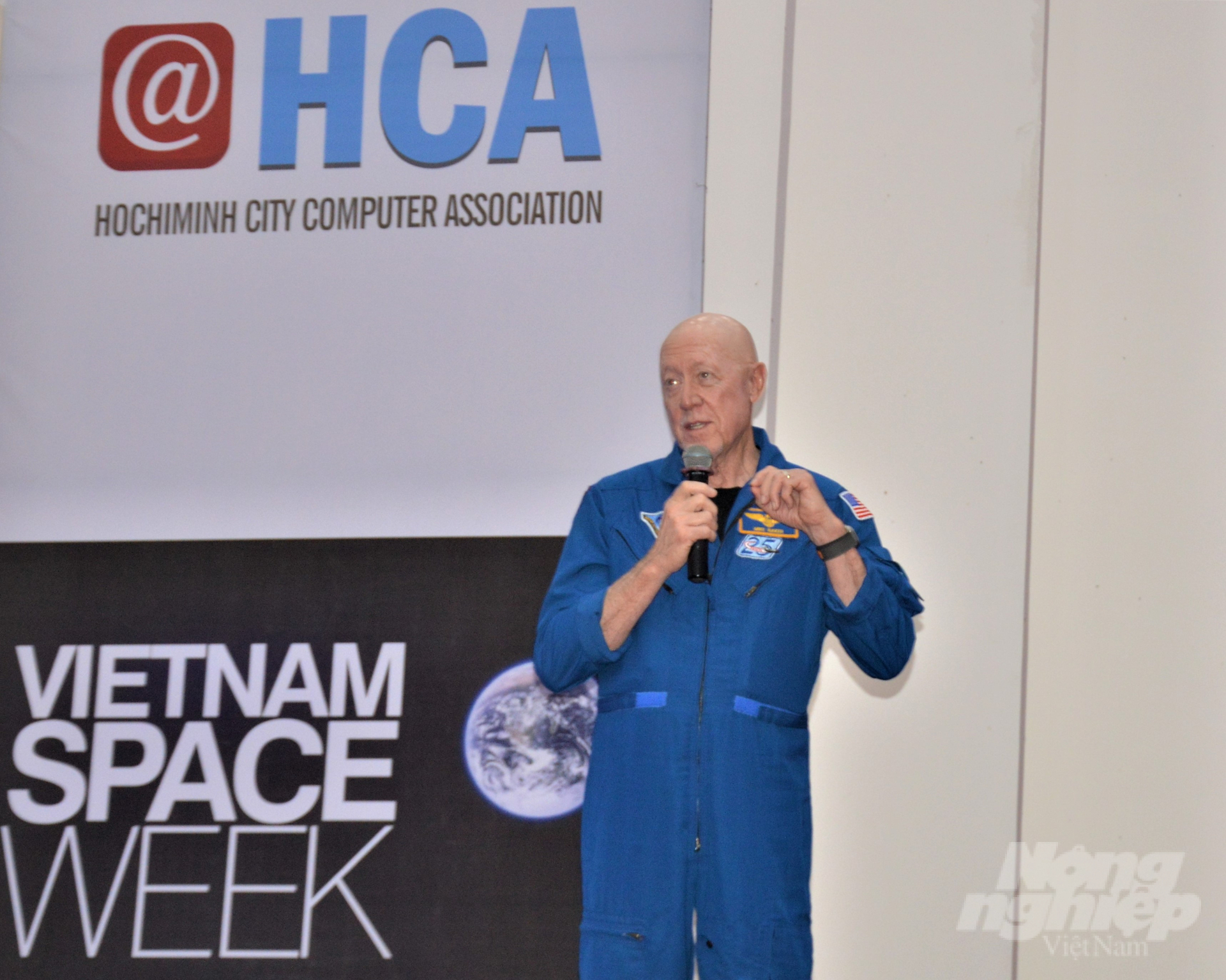 Speaking at the NASA TALK SHOW Program, former astronaut Michael Baker wishes to inspire Vietnamese youth about scientific research activities, which contribute good deeds to humankind. Photo: Trung Chanh.