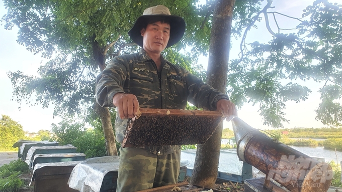 Nghề nuôi ong mỗi năm mang lại thu nhập cho người dân cả trăm triệu đồng. Ảnh: Huy Bình.