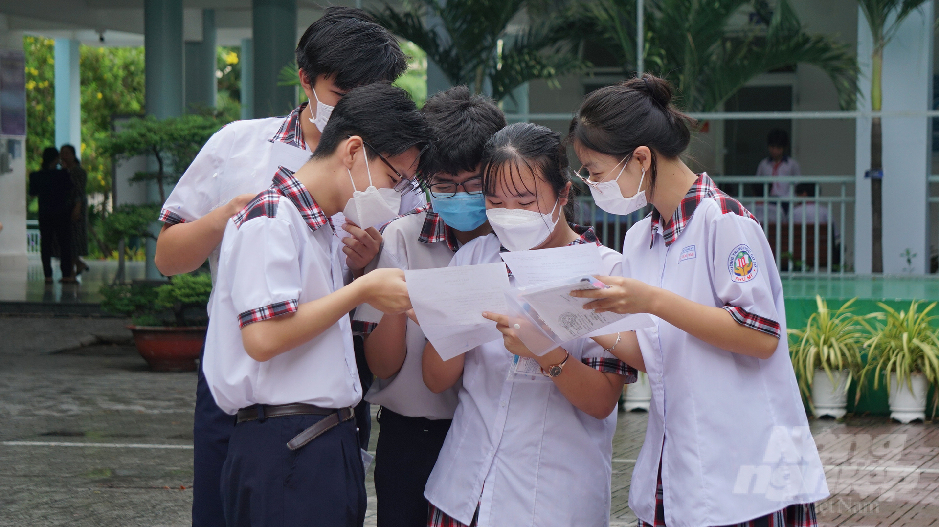 Một nhóm các bạn học sinh Trường THCS Phú Mỹ (quận Bình Thạnh) trao đổi trước khi bước vào môn thi đầu tiên. Ảnh: Nguyễn Thủy.