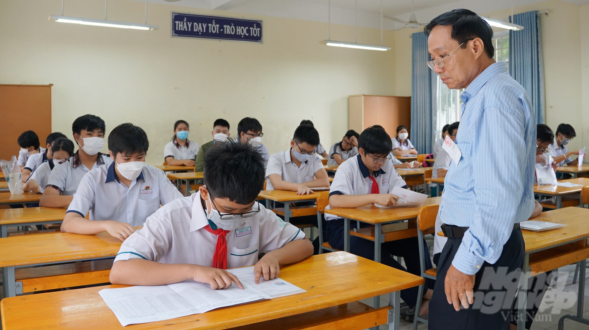 Thí sinh kiểm tra lại thông tin trước kỳ thi tuyển sinh vào lớp 10 công lập. Ảnh: Nguyễn Thủy.