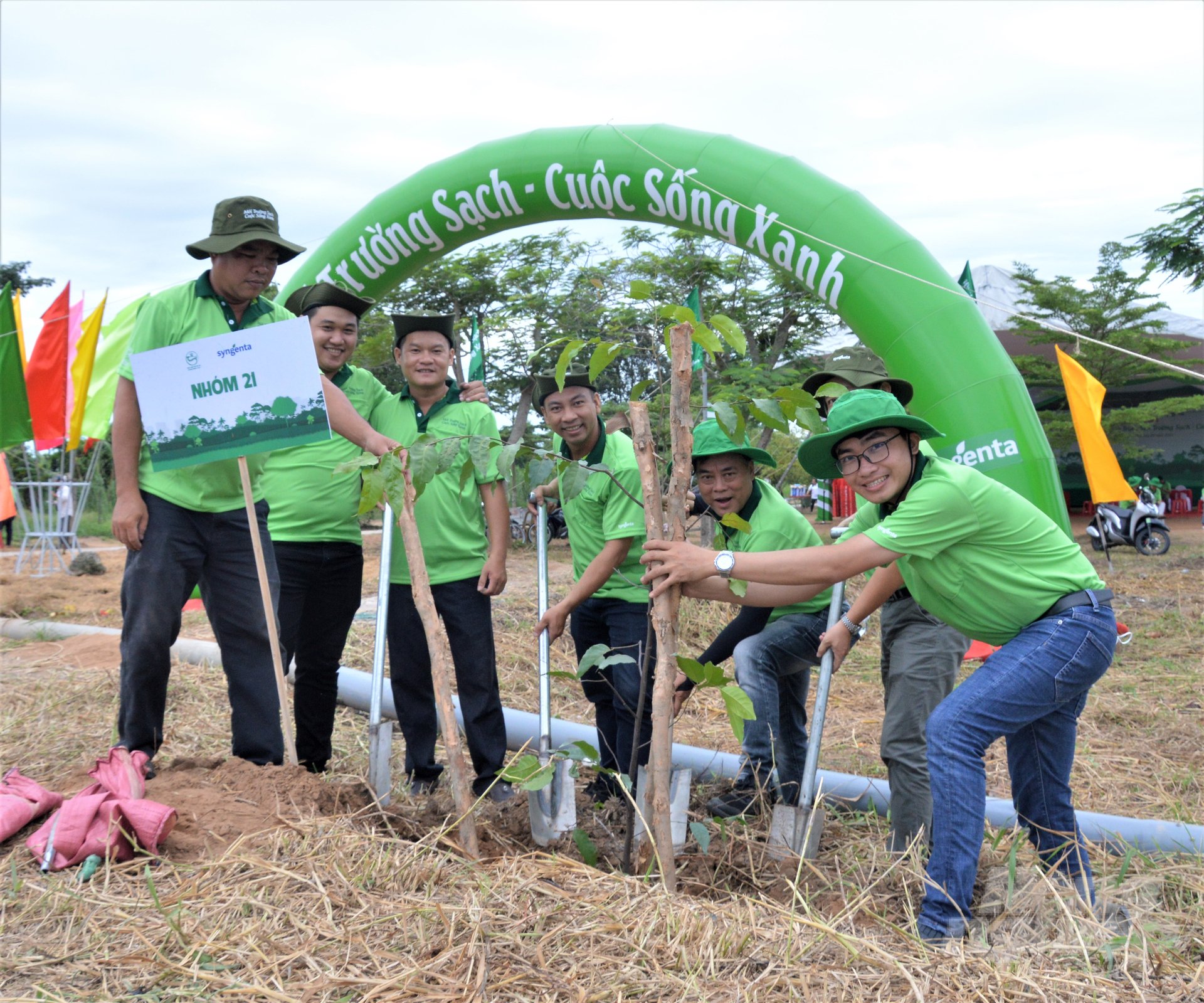 Nhân viên Công ty Syngenta Việt Nam tham gia phát động trồng cây và Chương trình 'Môi trường sạch – Cuộc sống xanh'. Ảnh: Trung Chánh.