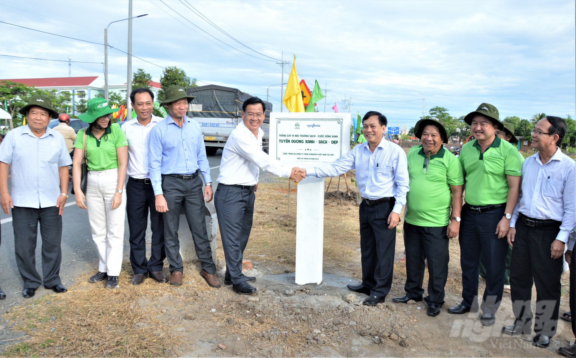 The launching ceremony of tree planting activities and the program 'Clean environment - Green life' - collecting pesticide packaging. Photo: Trung Chanh.