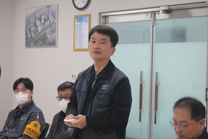 Director of Poseung Biomass Cogeneration Plant giving an introduction to the operation of the plant. Photo: Chu Khoi.
